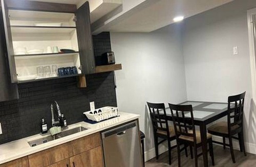 Southwest Edmonton Apartment | Modern Basement Suite – Close to Edmonton Intl. Airport!