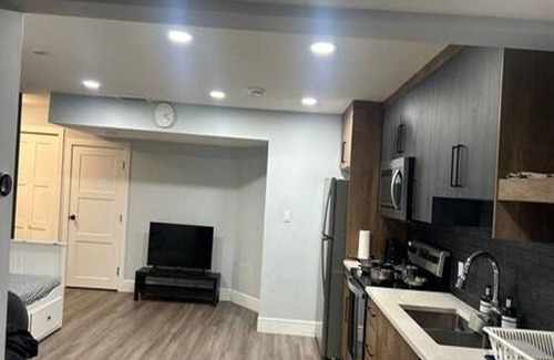 Southwest Edmonton Apartment | Modern Basement Suite – Close to Edmonton Intl. Airport!