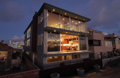 Silver Strand House | Modern Beach Front architectural home-3 king beds- family friendly beach