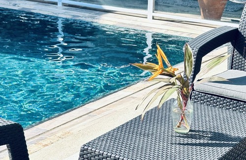 Crucecita House | Modern Beach Home, pool, hot water. 10 min from the beach. For 8-10 guess!
