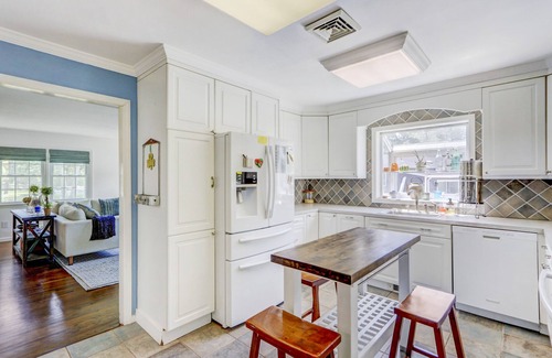 Hampton Bays House | Modern Beach house-5 minutes from the beach!