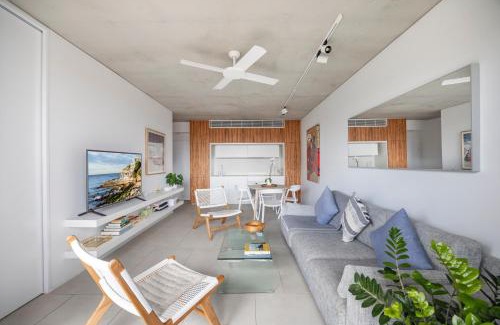 Bondi Beach Apartment | Modern Beach Ocean View 1 BDR Parking Balcony AC