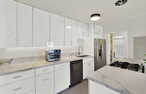 Laguna Beach Apartment | Modern Beach Retreat – Steps to Laguna Beach’s Main Beach & Village Charm!