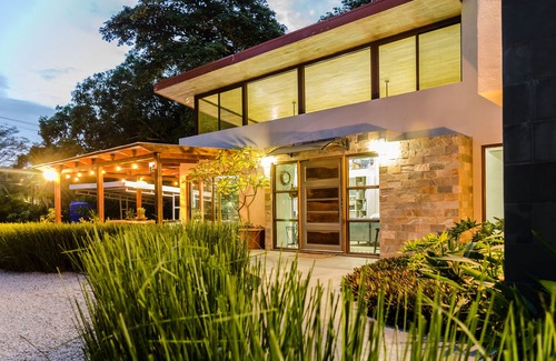 Coco Villa | Modern beach Villa - Property can accommodate up to 16 pp - close to the beach