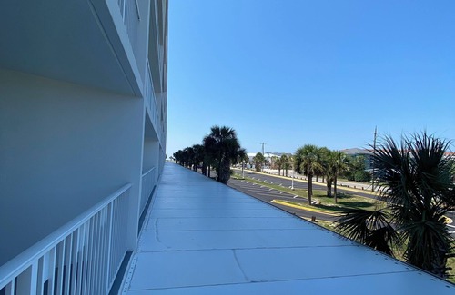 Fort Walton Beach Condo | Modern BEACHFRONT Studio condo near Destin, Gym, WiFi, W/D & Heated POOL