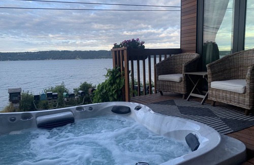 Camano Island House | Modern beachfront getaway w/hot tub and rooftop deck