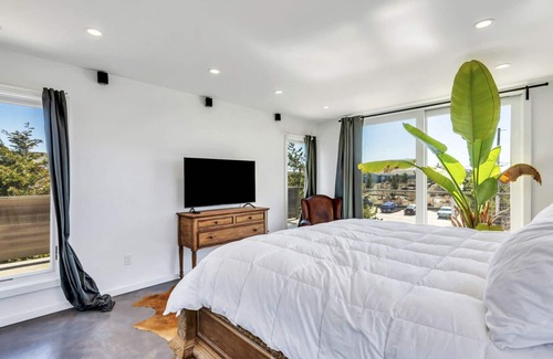 Napeague House | Modern beachfront home, stunning Atlantic ocean views, rooftop terrace,.
