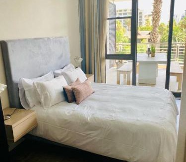 Victoria and Alfred Waterfront Apartment | Modern, beautiful 1 bed with views -V&A Waterfront