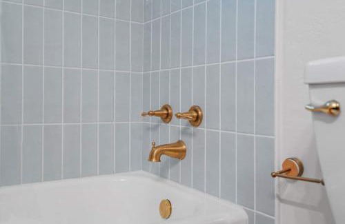 Bellevue Apartment | Modern Bellevue Retreat Near Stadiums & Downtown