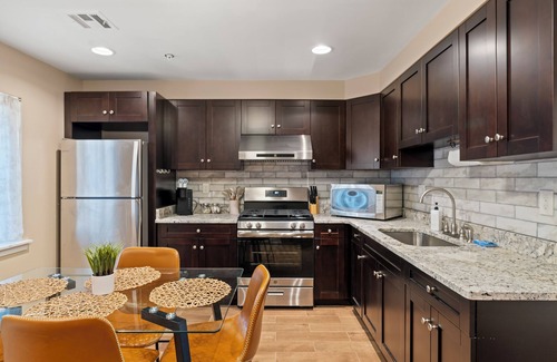 Chinatown Apartment | Modern Bi-Level Loft w/Private Rooftop Deck + Game Room Near Convention Center