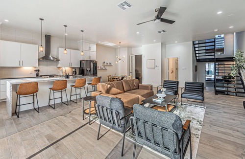 Oak Cliff House | Modern Bishop Arts Retreat 3BR/3BA + Rooftop & Dallas Skyline Views