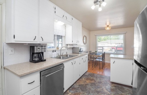 Roseburg House | Modern Bliss: Chic Retreat w/Stylish Amenities, Ideal for Vacation & Family Fun