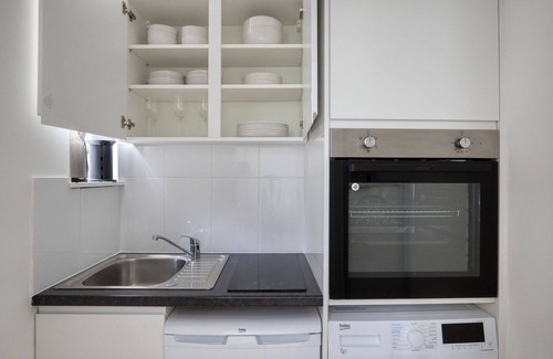 St. Pancras Apartment | Modern Bloomsbury Studio, nr Universities & Euston Station, by Blueground