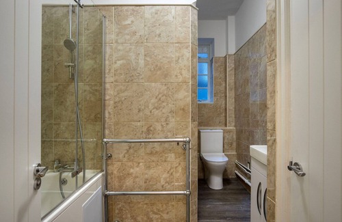 St. Pancras Apartment | Modern Bloomsbury Studio, nr Universities & Euston Station, by Blueground