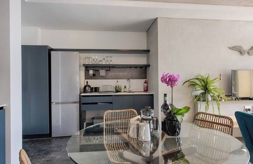 Bo'Kaap Apartment | Modern Bo-Kaap Gem with City & Mountain Views