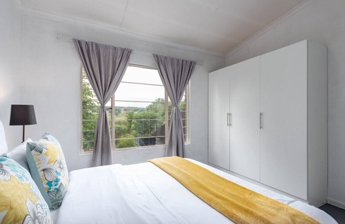 Centurion Hotel | Modern Bohemian Apartment with Pool, Fibre Wi-Fi and Bbq Patio in Centurion