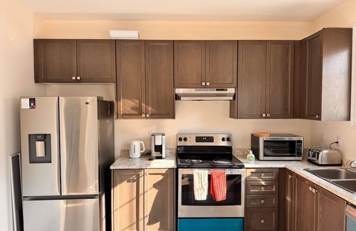 Brampton House | Modern Brampton Home | 3 BR 2.5 WR | Free Parking