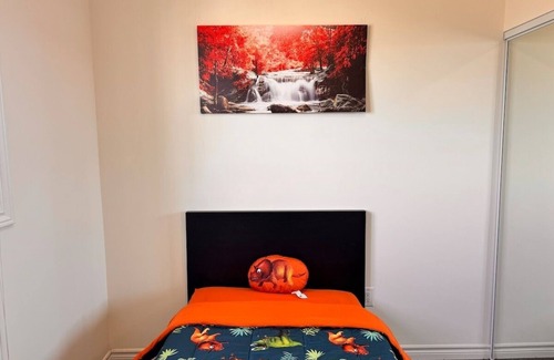 Brampton House | Modern Brampton Home | 3 BR 2.5 WR | Free Parking