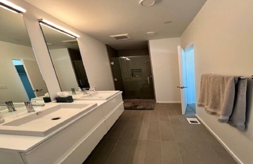 Downtown Sacramento Apartment | Modern Brand New 2-bedroom/2bath apartment with AC, WiFi, close to downtown.