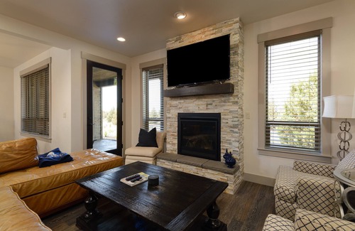 Alfalfa House | Modern Brasada Ranch 5 Bedroom Luxury Home With Private Firepit and Views