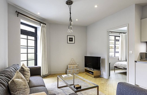 Syon Apartment | Modern Brentford Flat