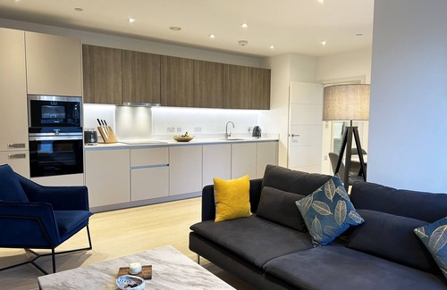 Brondesbury Park Apartment | Modern bright 1 bedroom apartment with balcony, courtyard, gym & 24-hr concierge