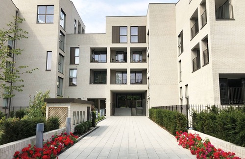 Brondesbury Park Apartment | Modern bright 1 bedroom apartment with balcony, courtyard, gym & 24-hr concierge