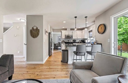 Vancouver House | Modern + Bright 3BR | Patio + Grill