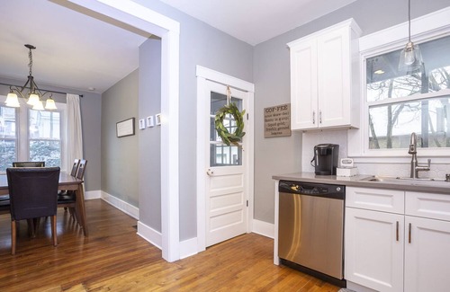 Grand Rapids Apartment | Modern, Bright Apartment | Walkable Restaurants | 2 Mi to Downtown Grand Rapids