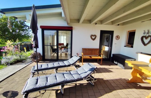Durach Apartment | Modern bright apartment GRÜNTENSICHT for 2. persons mountain view and meadows invite you.