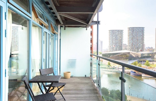 Docklands Apartment | Modern & Bright | East London Dockside Apartment | ExCel Center | City Airport