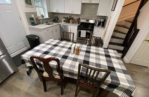 Crown Heights House | Modern, bright house with lovely back yard & patio