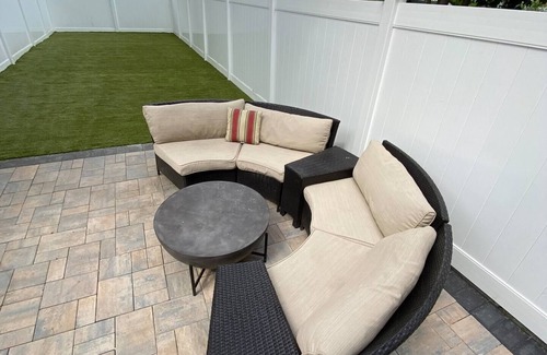 Crown Heights House | Modern, bright house with lovely back yard & patio