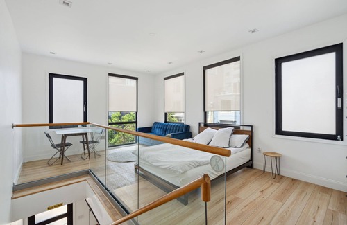 Fishtown Apartment | Modern Bright Loft in Fishtown with Greenhouse