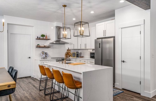 Mica House | Modern & Bright Newly Built Home! Clean Relaxing Comfy Minutes to Hiking