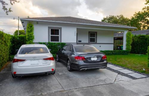 Dania Beach House | Modern & Bright Retreat by the Beach, Airport & Casino! Pool & Jacuzzi!