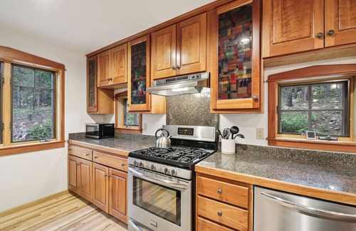 Blue River House | Modern, bright & secluded cabin in the woods - hot tub - 10 min to Breck