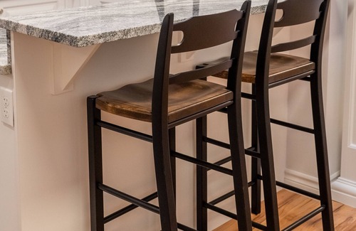 Cornwall House | Modern, Bright Townhome - Sleeps9+Wifi+Close To Hwy