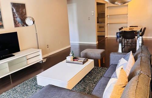 Fairview Condo | Modern & Bright West Broadway & Oak 1 Bedroom Unit