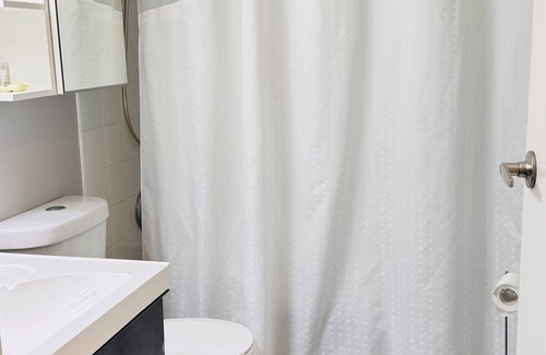 Fairview Condo | Modern & Bright West Broadway & Oak 1 Bedroom Unit