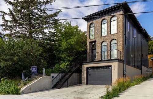 Ramsay House | Modern Brownstone Retreat Near Downtown, Zoo, Saddledome & River Pathways