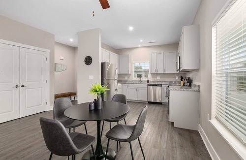 Grandville Condo | Modern Build 4BR 4BA Two Condo w Patio and Garage