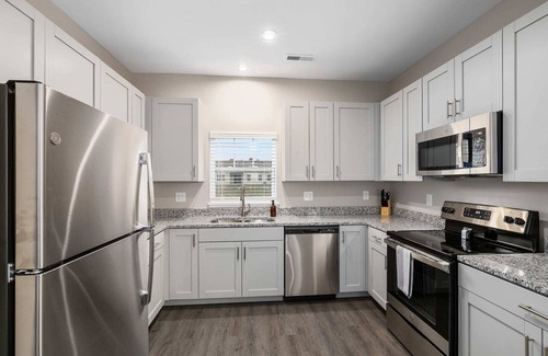 Grandville Condo | Modern Build 4BR 4BA Two Condo w Garage and Patio