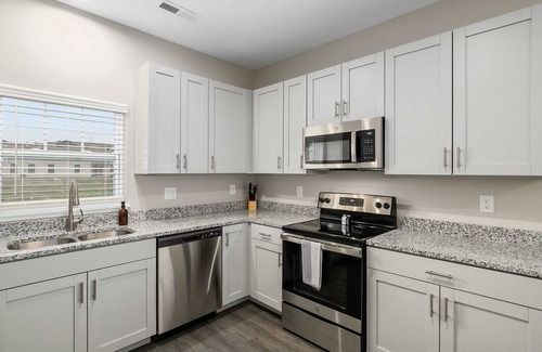 Grandville Condo | Modern Build 4BR 4BA Two Condo w Garage and Patio