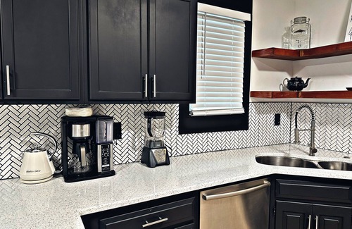 Independence House | Modern Bungalow, 6min from Stadiums!