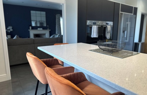 Sherwood Forest House | Modern Bungalow with Hot Tub & Outdoor Cinema