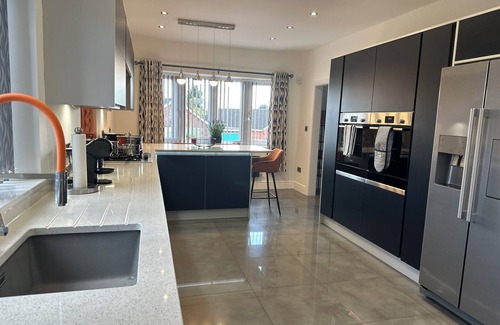 Sherwood Forest House | Modern Bungalow with Hot Tub & Outdoor Cinema