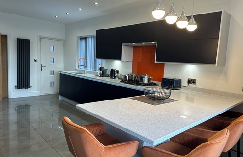 Sherwood Forest House | Modern Bungalow with Hot Tub & Outdoor Cinema