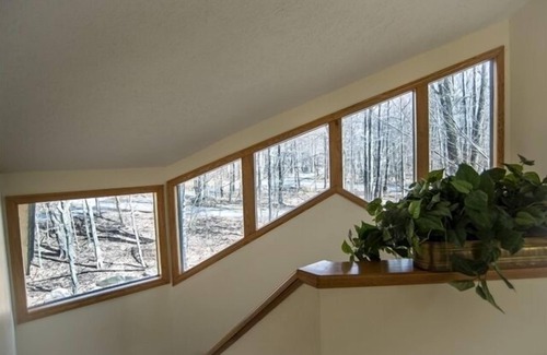 Pocono Pines House | Modern but warm 3 bedroom, 2 bath contemporary home on large wooded lot backing up to golf course. Walk to pool, clubhouse restaurant/bar and tennis courts.