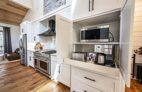Broken Bow Cabin | Modern cabin-2 minute walk to Restaurants & Entertainment!